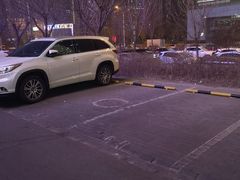 -新荟城购物中心-停车场