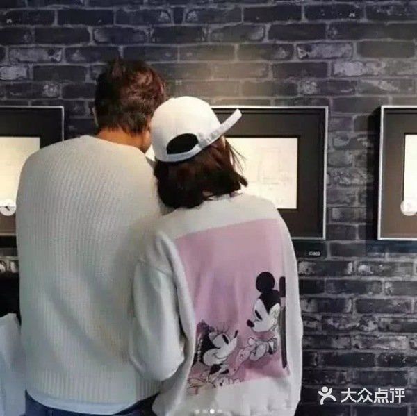 随后在她的额头上轻轻的亲了一口，甜蜜得让人羡慕