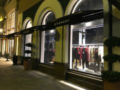 -GIVENCHY(比斯特苏州购物村店)