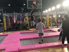 -嘿哟动霸CHUA·新潮玩运动娱乐中心·蹦床滑冰团建乐园