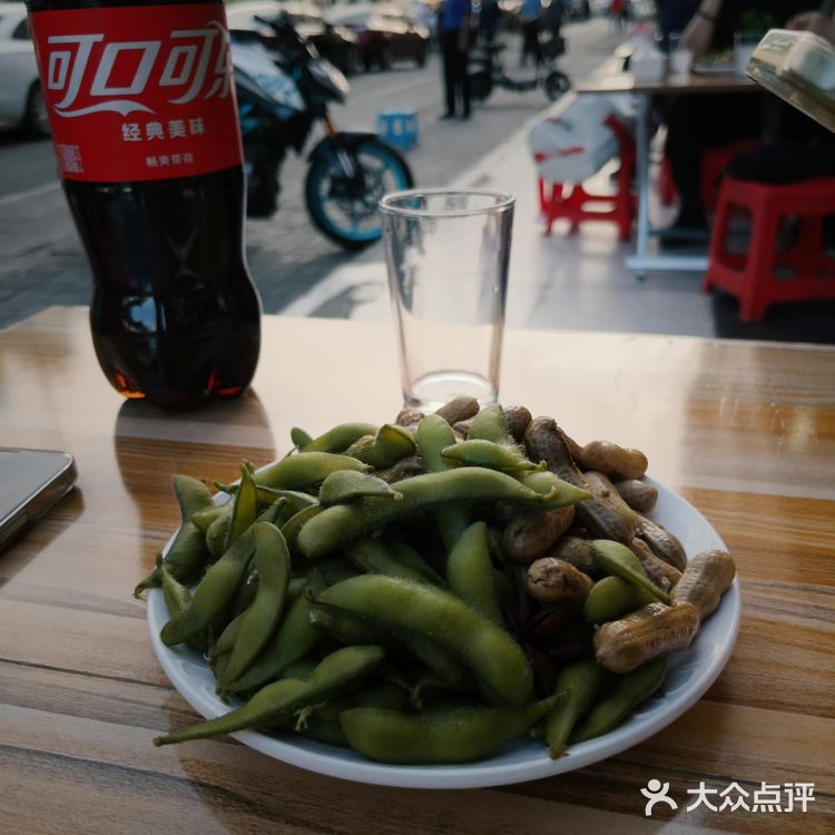 我们去的早，店里人也挺多的，好吃不贵，推荐