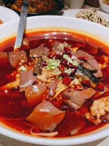 跟父母出来晚上想着吃点他们爱吃的就近来了荔枝广场的红杏酒家