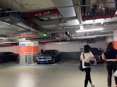 -绿地缤纷城-停车场