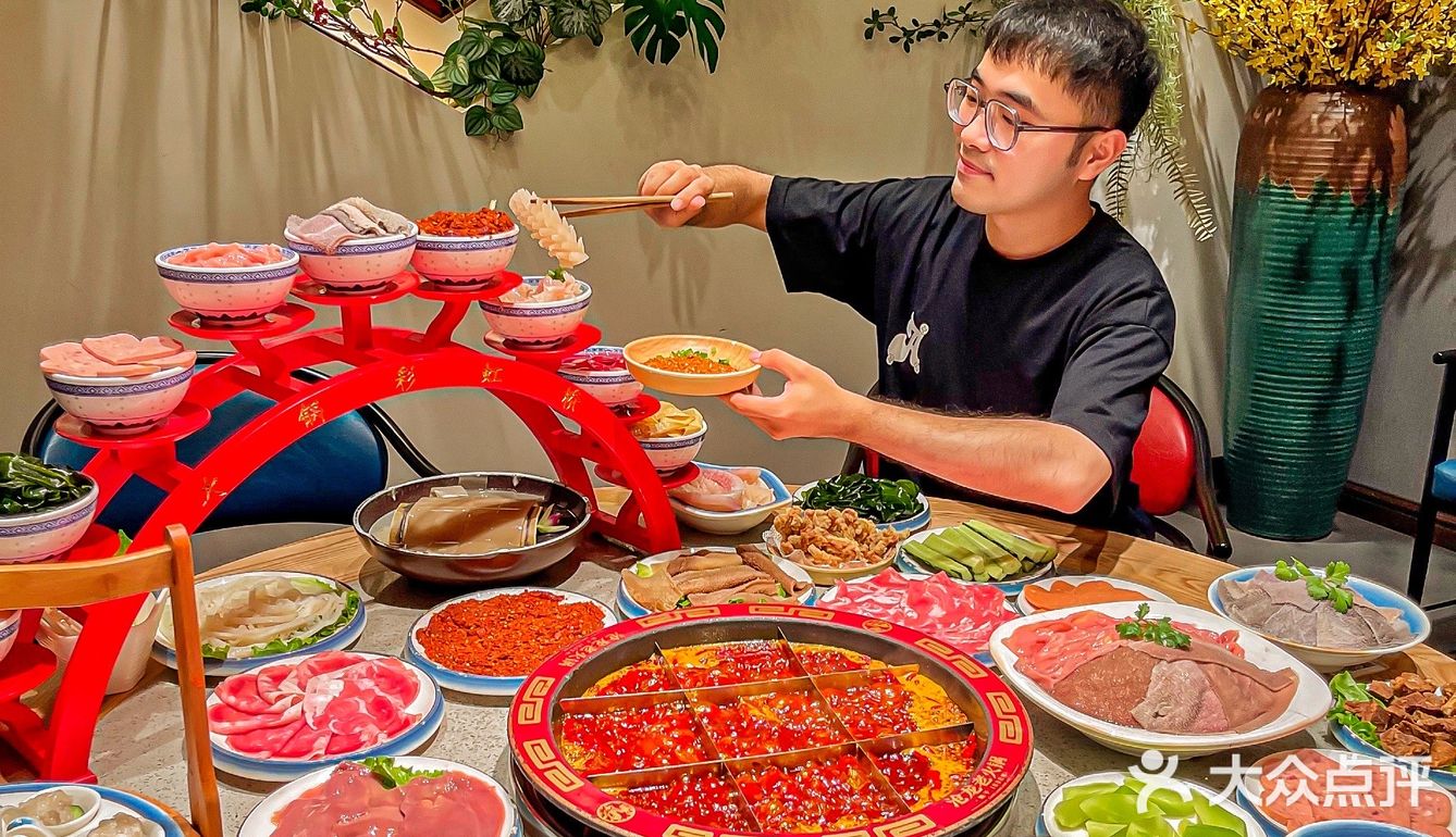 重庆火了18年老火锅‼️58元9个菜，冰淇淋免费… 