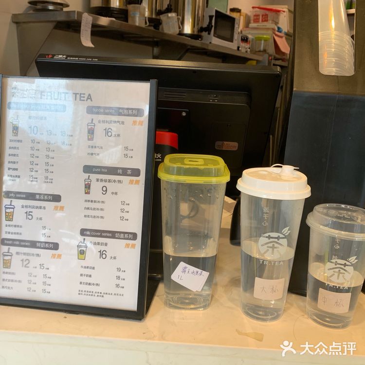 一杯柠檬，一杯是西瓜。 西瓜：蛮蛮都是果肉