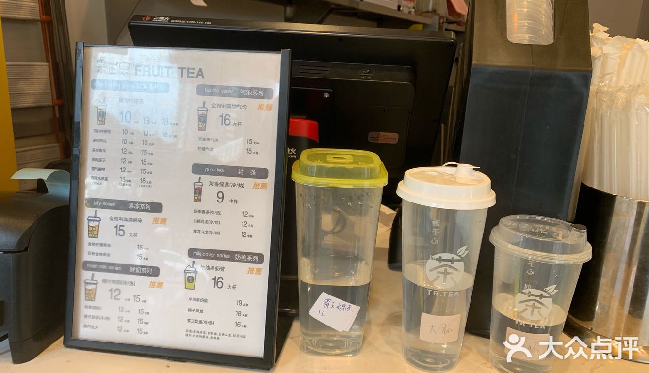 一杯柠檬，一杯是西瓜。 西瓜：蛮蛮都是果肉