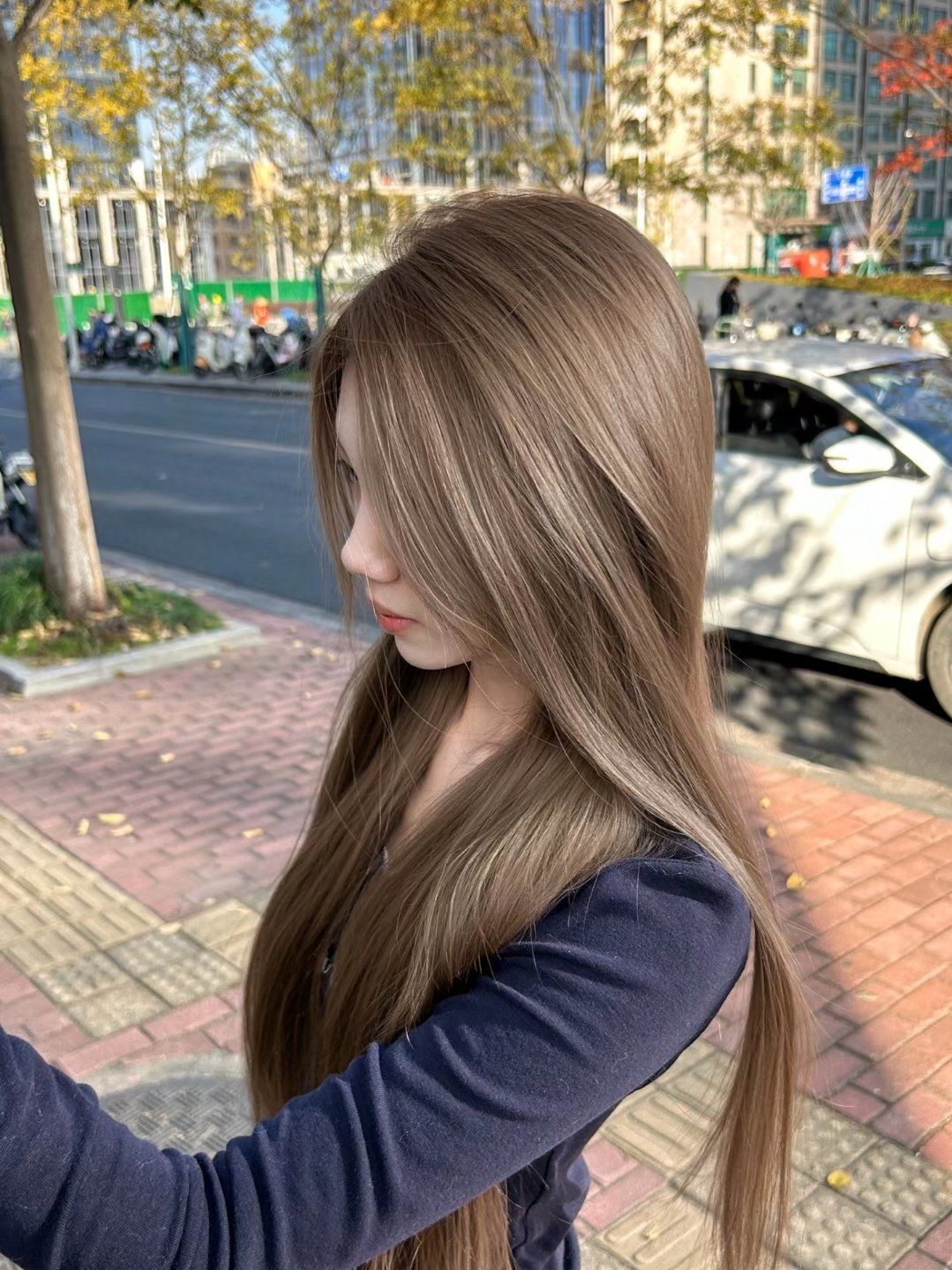 《奶茶色:时尚发色界的新宠》