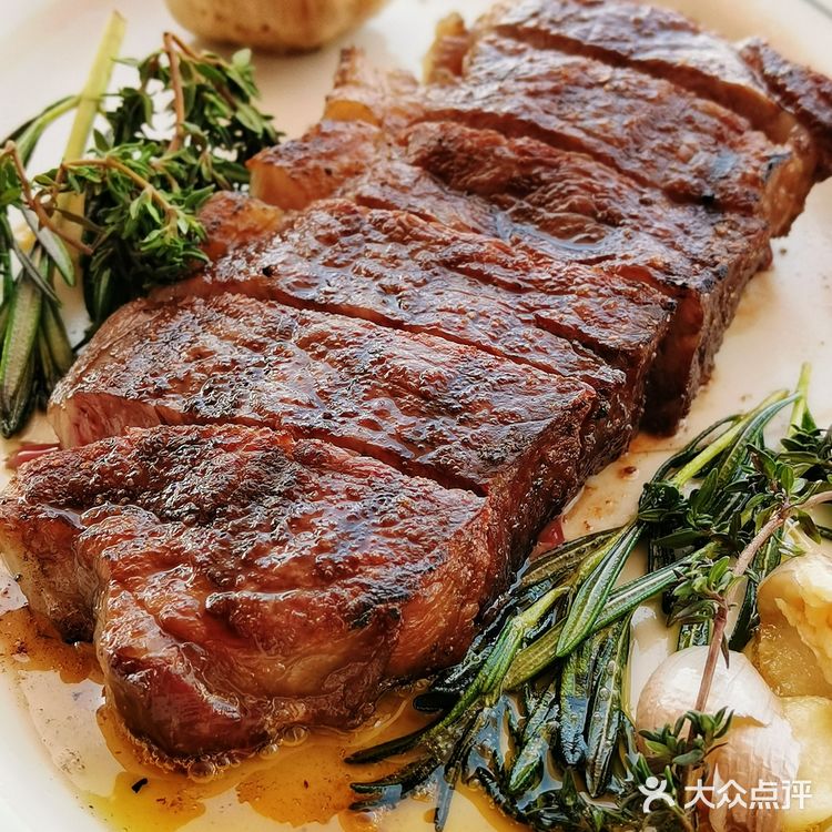 在公园里享用顶级澳洲和牛西冷的感觉太爽了