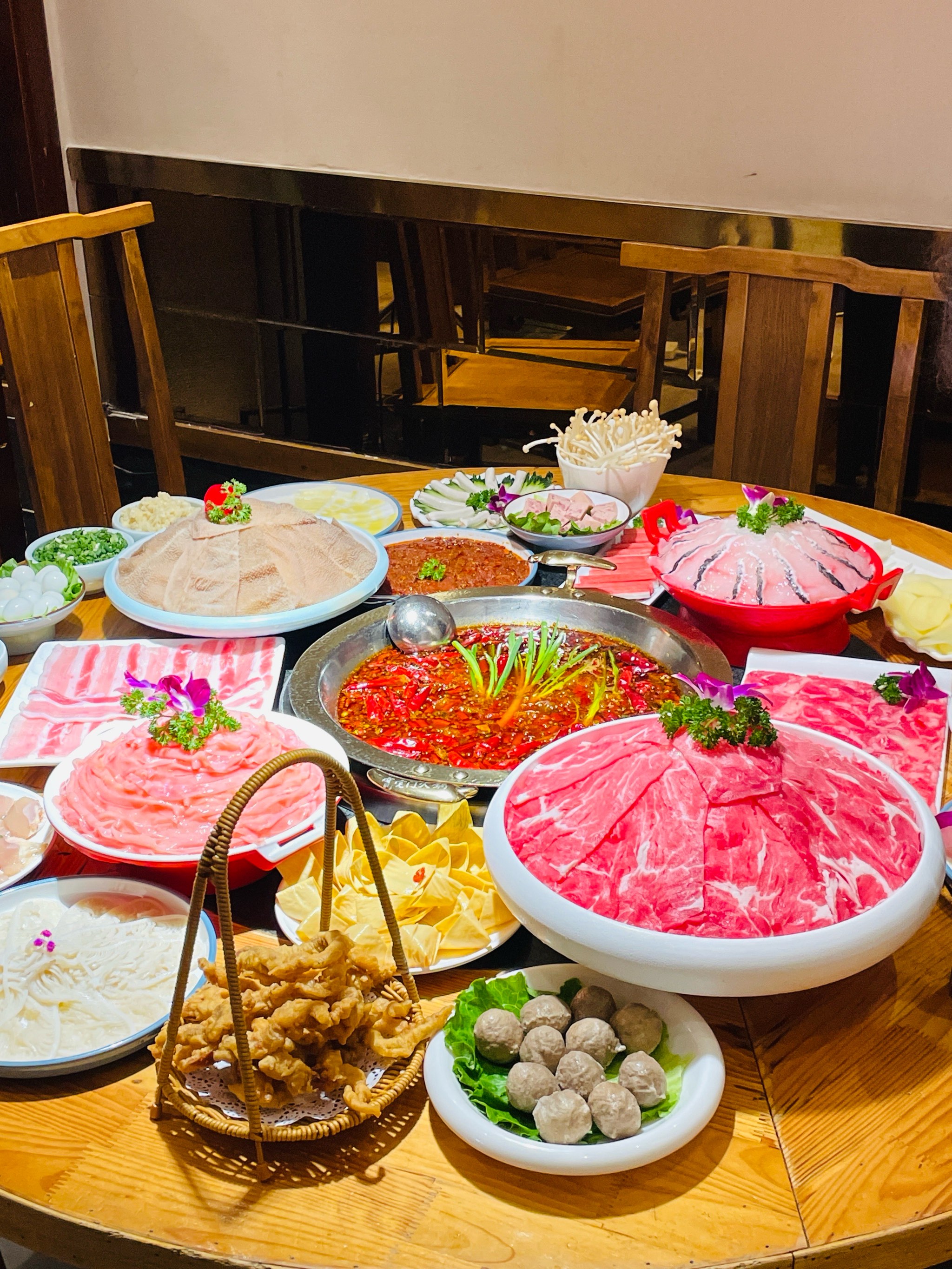 火锅可以花钱吃,停车就想免费的
她们家菜品分量很多,装盘也很霸气