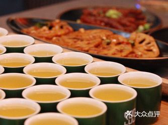 跟小姐妹一起微醺的浪漫