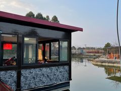 池塘上的座位 惬意～-老杨砂锅鱼庄
