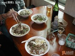 近的两碗加了毛肚,远的是一般的.-花溪王记牛肉粉(四季花溪商场店)