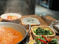 -野山舂·贵州现舂酸汤火锅(鸿通城店)