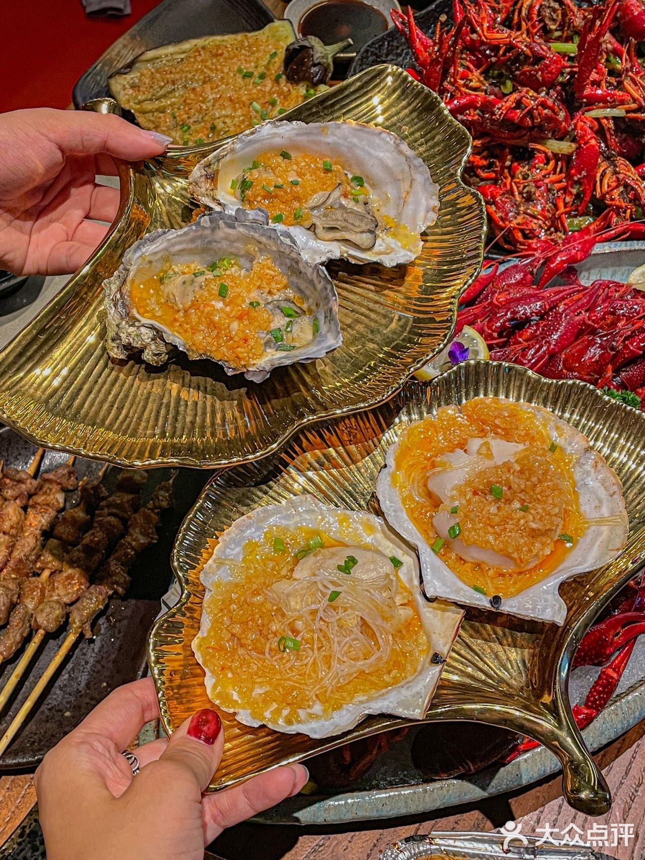 我们4个人点了一大桌子的菜！-