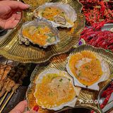 我们4个人点了一大桌子的菜！-