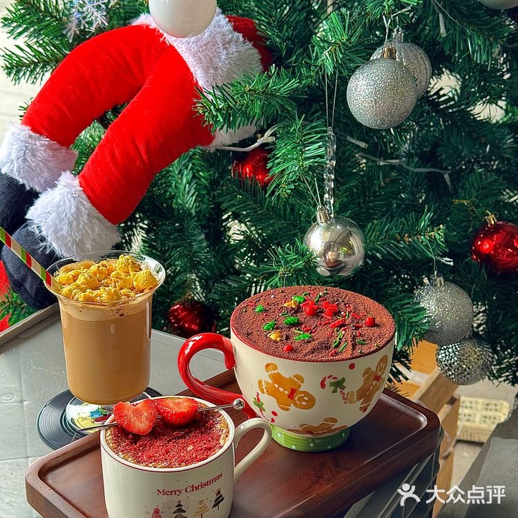 不懂就问！江门的咖啡店都这么圣诞🎄吗？？