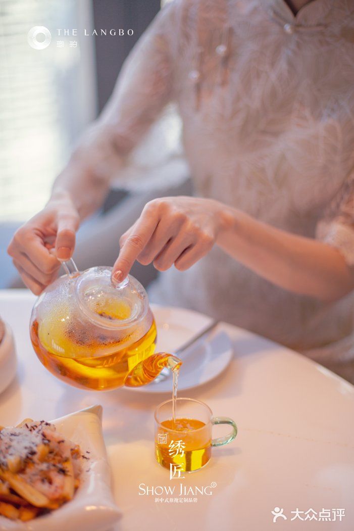 穿旗袍喝下午茶，太飒了