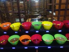 自助调料区-果松木炭酸菜铜火锅·外婆参鸡汤