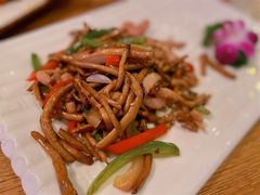 茶树菇炒爽肉-胡桃里音乐酒馆(仓山万达店)