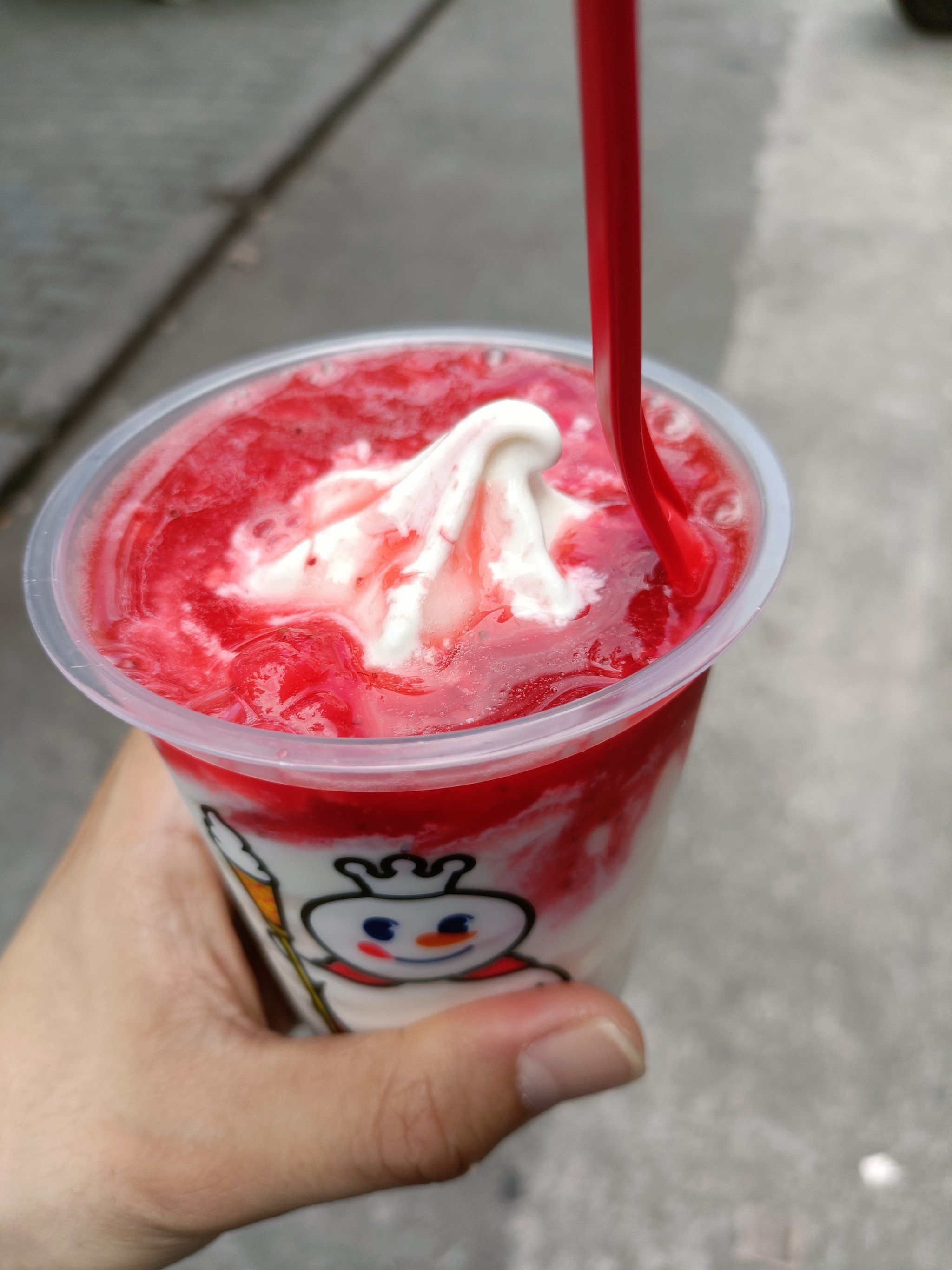 天气炎热来一杯蜜雪冰城的草莓大圣代,舒服