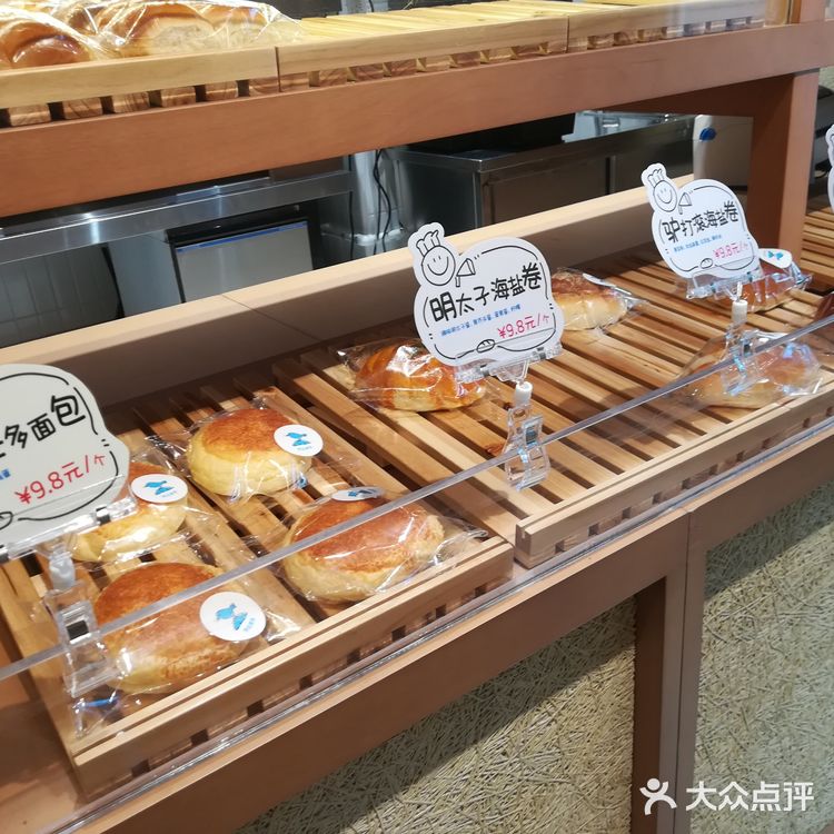 人潮涌动的面包店
