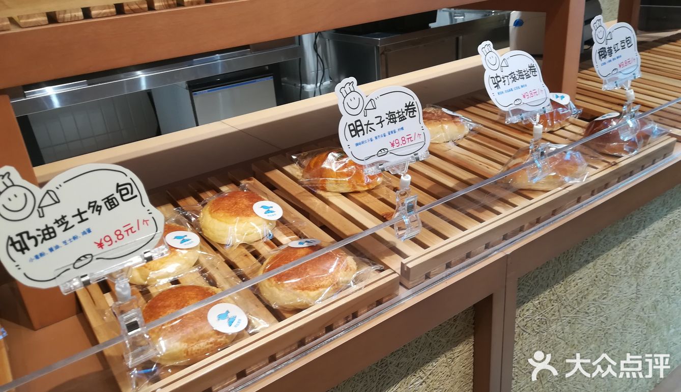 人潮涌动的面包店