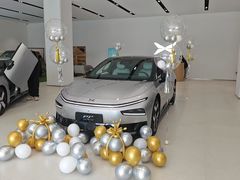 -小鹏汽车上海吴中路销售服务中心