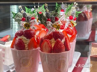眼里有光，心里有爱，为了快乐续杯。