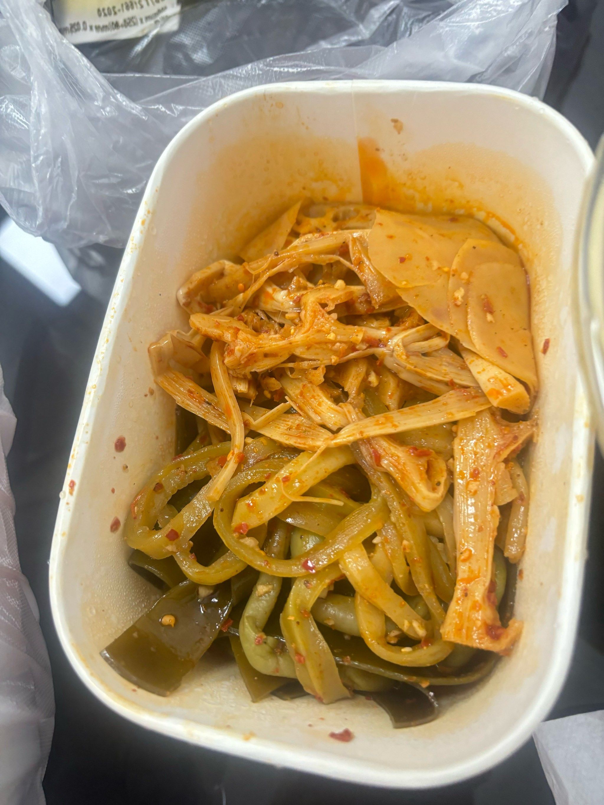 贵州美食真的很会创新,今天点了酸菜味的冒菜(貂蝉冒菜)很有特色,味道