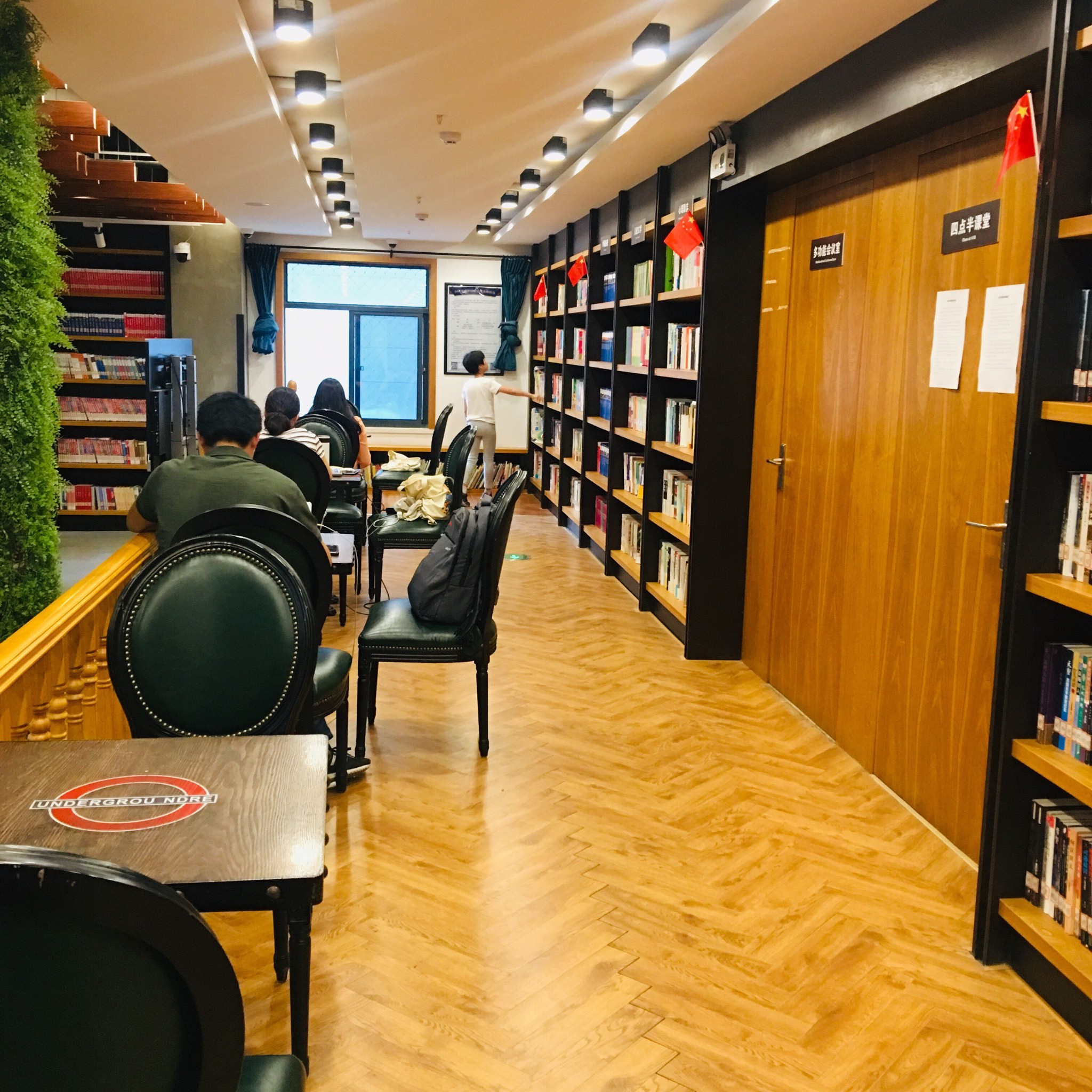 早就听说了悦书房,还是第一次来,能够静下