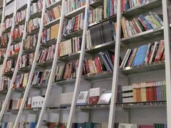 -钟书阁(松江泰晤士小镇店)