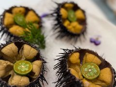 生吃海胆-品海楼·大连海胆锅贴馆(东港店)