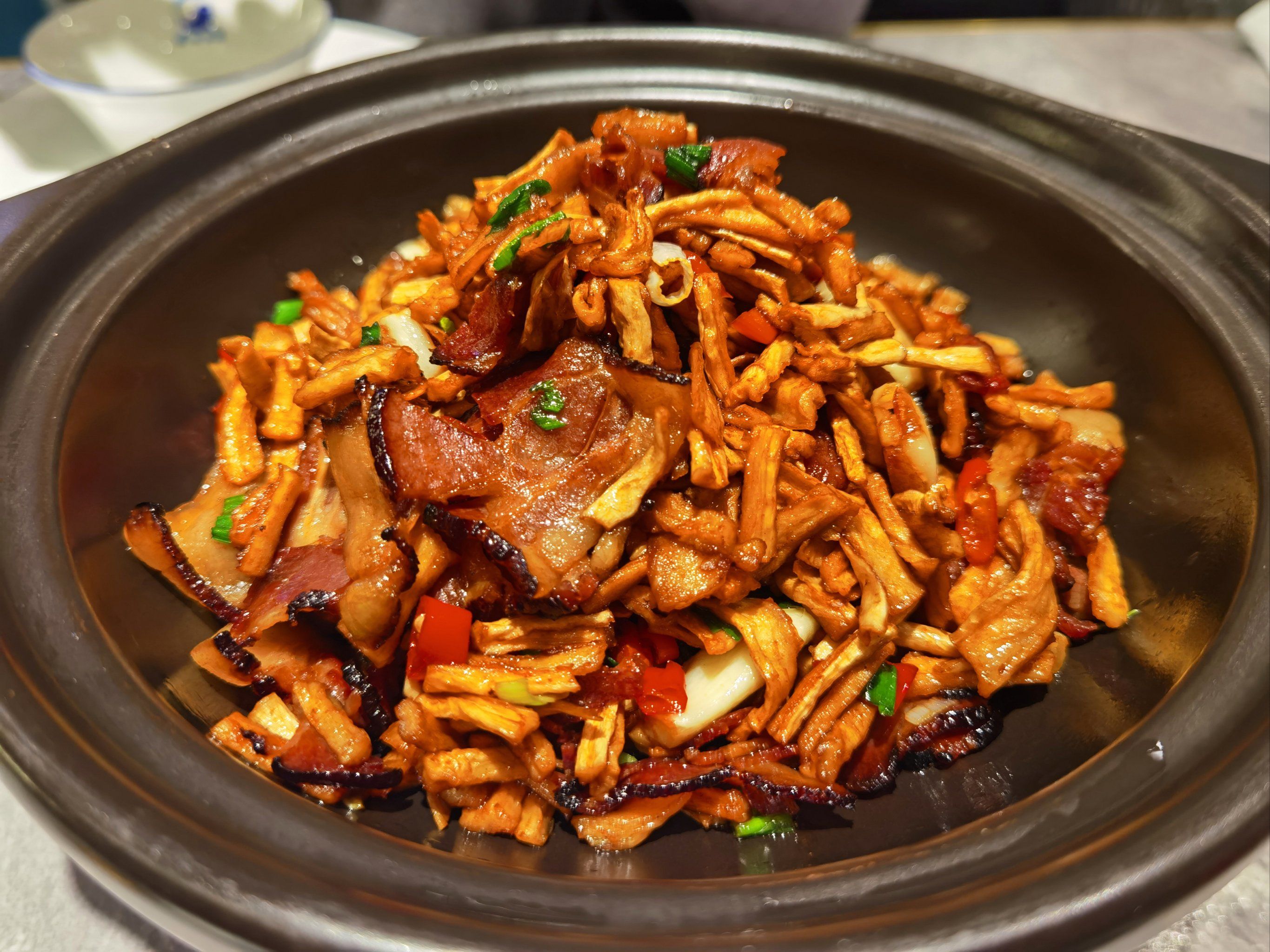 n 
萝卜干炒腊肉,腊肉咸香,油脂渗出浸润了爽脆的萝卜干,每一口都