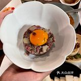 窗口位置往外望就是绿意，没有梧桐树是唯一的遗憾
