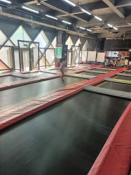 -零重力蹦床空间·滑梯·海洋球·团建(奥特莱斯店)
