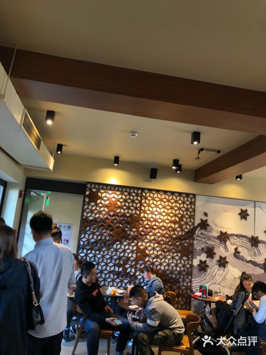 星巴克臻选(成都宽窄巷子店)大堂图片