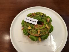 开心果树莓泡芙-Ten Olives甜点