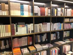零售区-物质生活书·酒吧