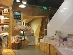 -新华里咖啡书吧(新华书店小寨店)