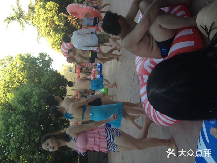 热带风暴水上乐园休息区图片