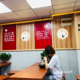 晚饭时间，店里的人略微坐满了。下单收银挺认真的