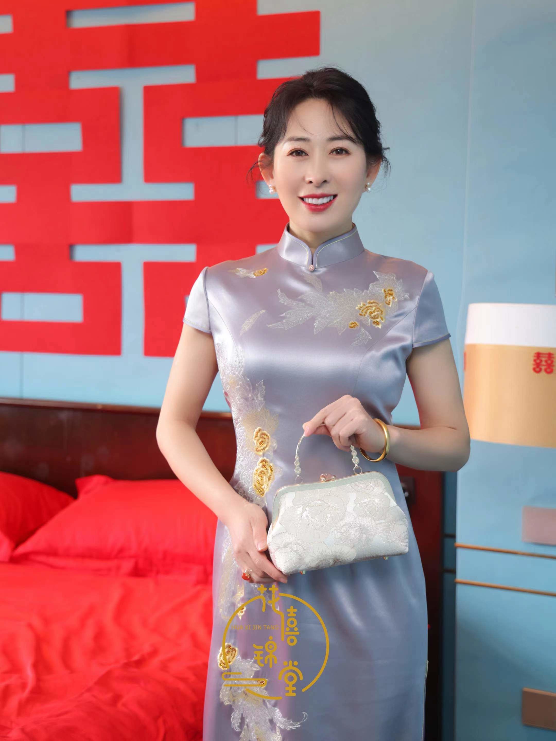 婚礼上妈妈穿的烟粉色旗袍,简直美翻全场!
