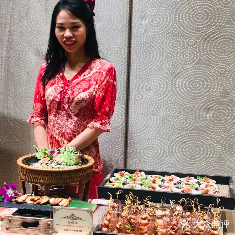 虾片，泰式火锅，泰式酸辣虾仁，甜品等，美食盛宴