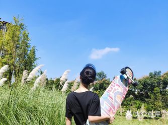 【成都玩乐】芦苇地疯狂自拍的滑板少女