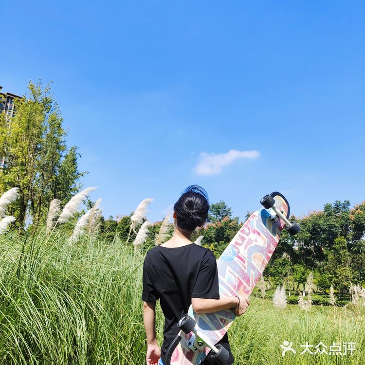 【成都玩乐】芦苇地疯狂自拍的滑板少女
