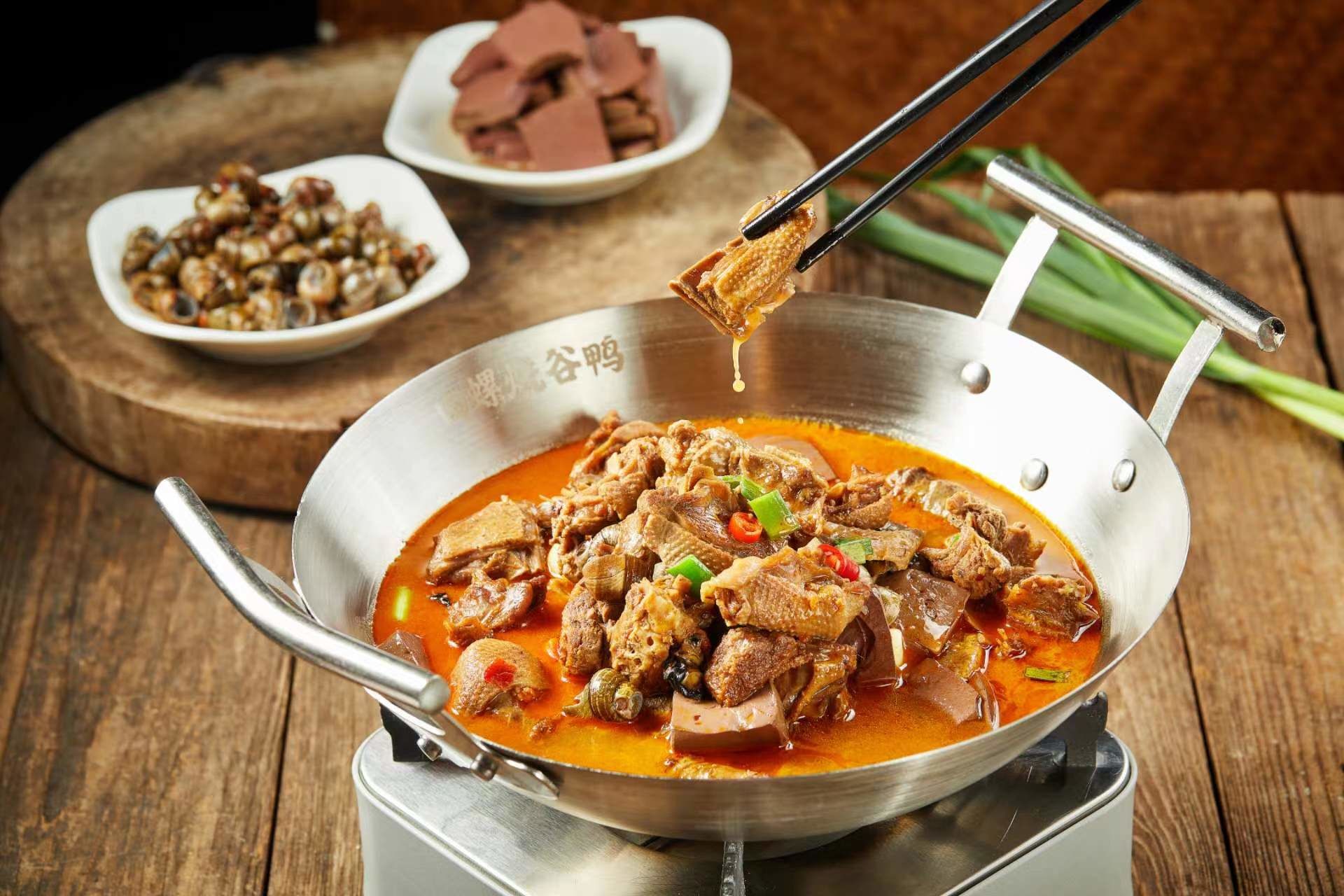 湘菜馆特色菜湘菜根,招牌菜田螺烧谷鸭