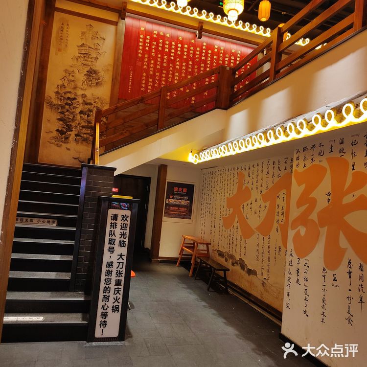 看洪崖洞美景吃重庆美食