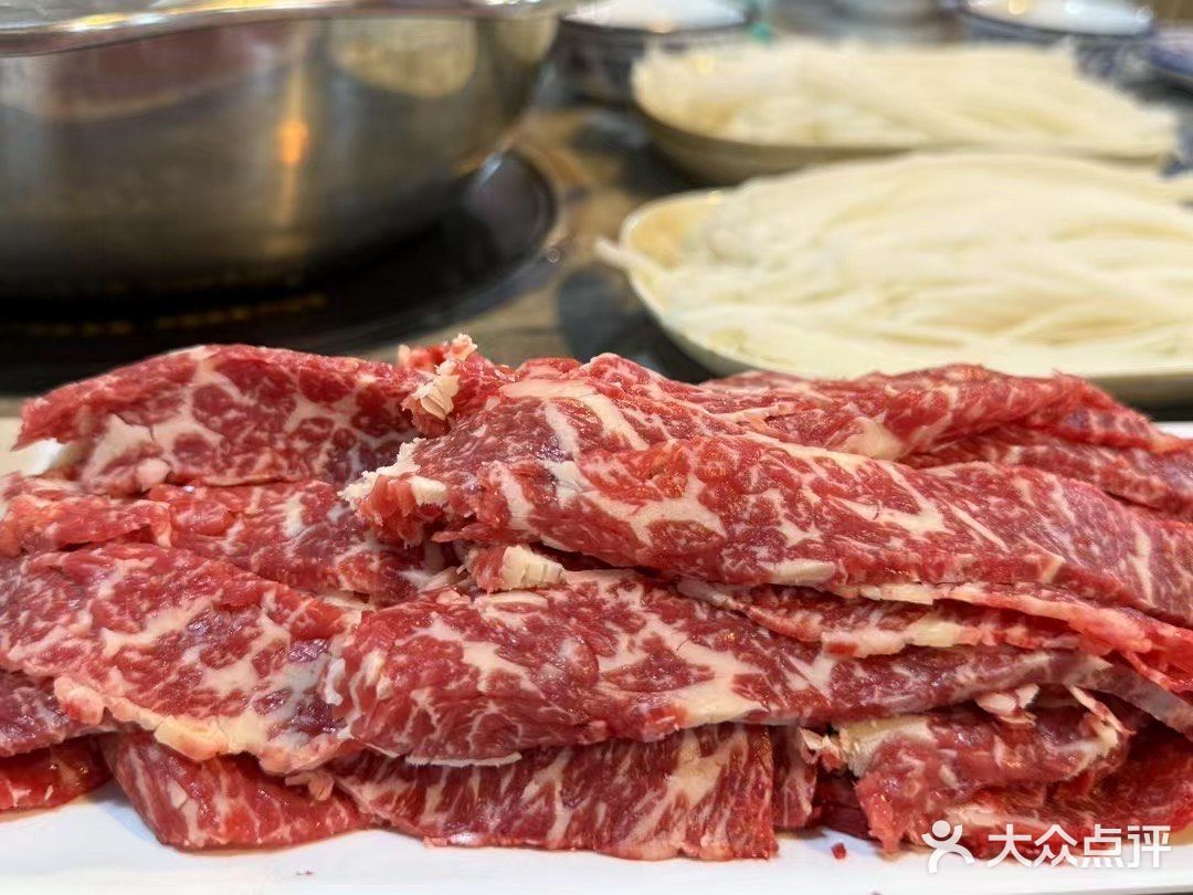 发现一家吃牛肉火锅的宝藏之地。牛肉都是现点先切
