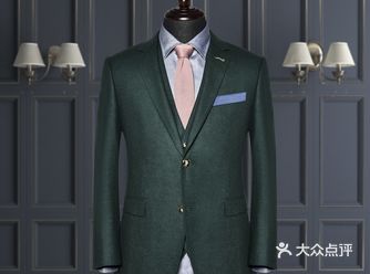 羊毛与涤纶混纺面料 阳光下表面有闪光点，缺乏纯羊毛面