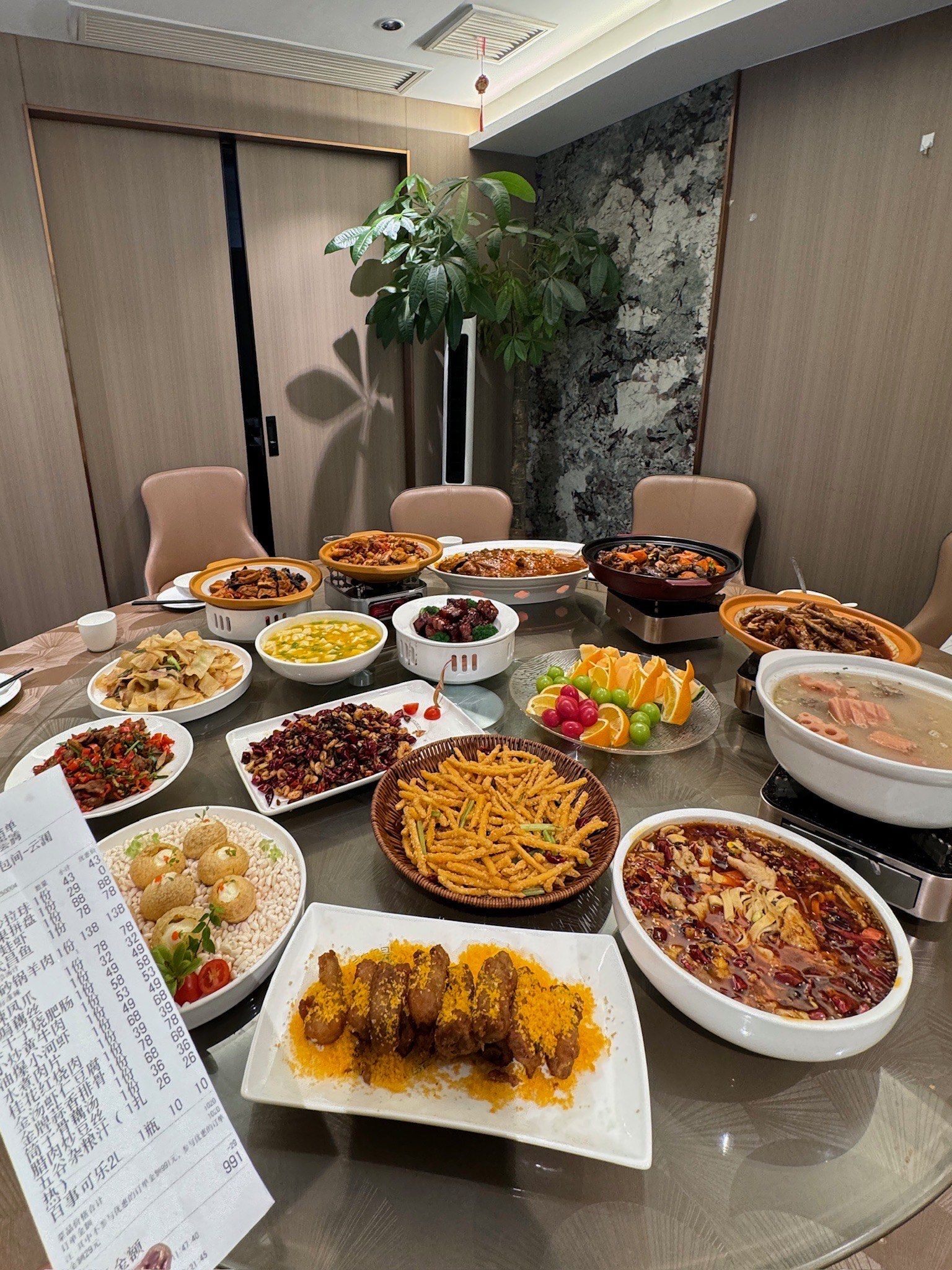 每次光顾,都能看到满座的热闹场景

🥬食材的新鲜度是老板每天